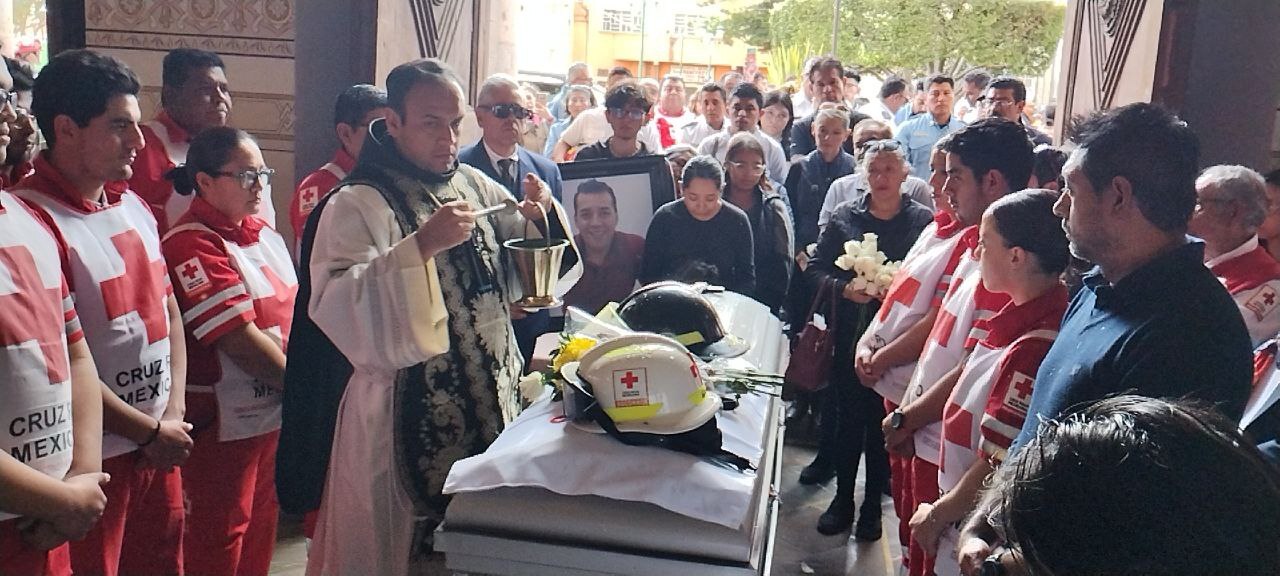 Con sirenas prendidas, Bomberos de Celaya y Cruz Roja despiden al capitán Felipe Jiménez