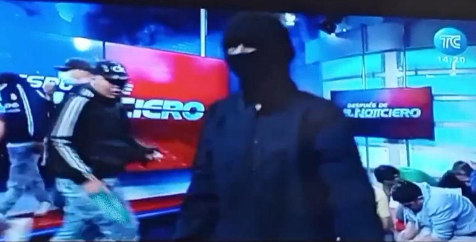 Grupo criminal secuestra canal de televisión en vivo, en Ecuador