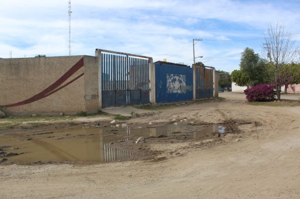 Lluvias dañan camino hacia el edificio de Seguridad y Los Fresnos en Silao; vecinos exigen reparación