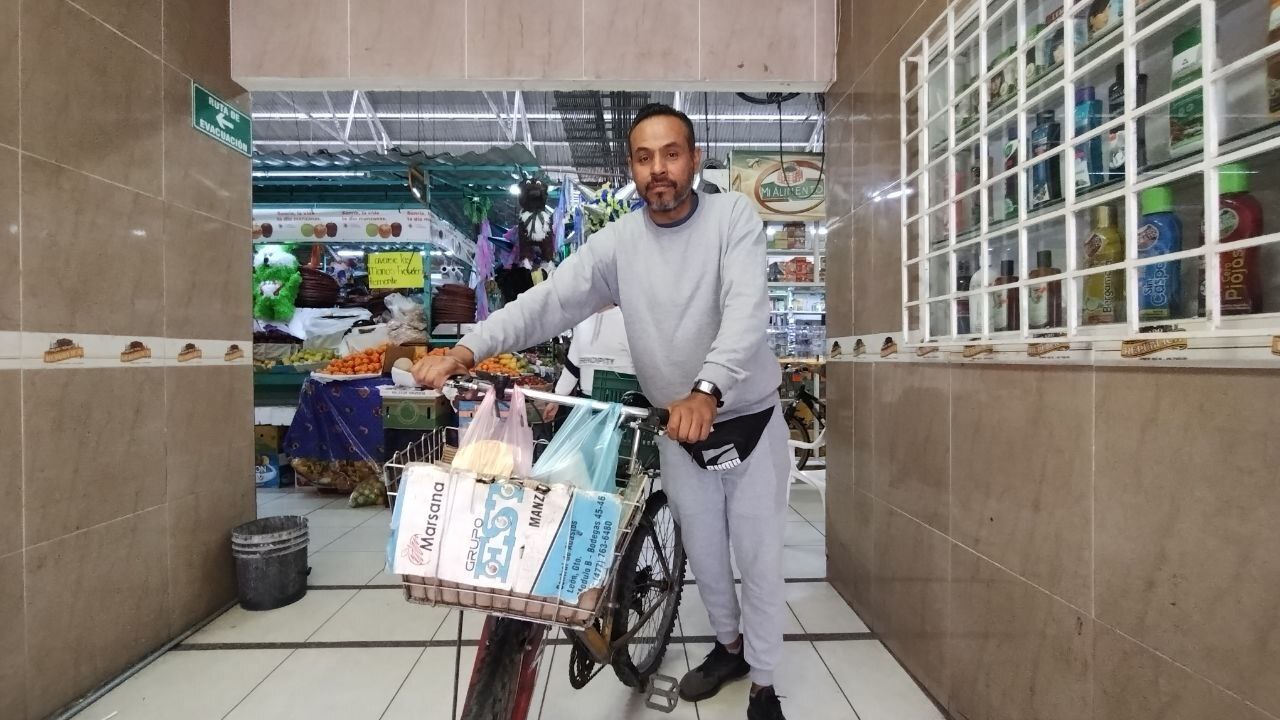 Ser repartidor, un oficio vigente en los mercados de León, que sostiene la economía local