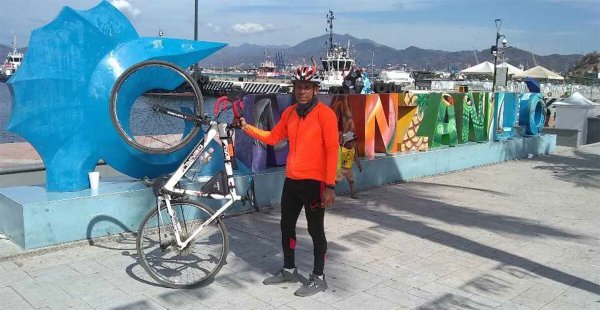 De León a Manzanillo: Así fue la experiencia de Cristóbal Bocanegra pedaleando por carreteras y pueblitos