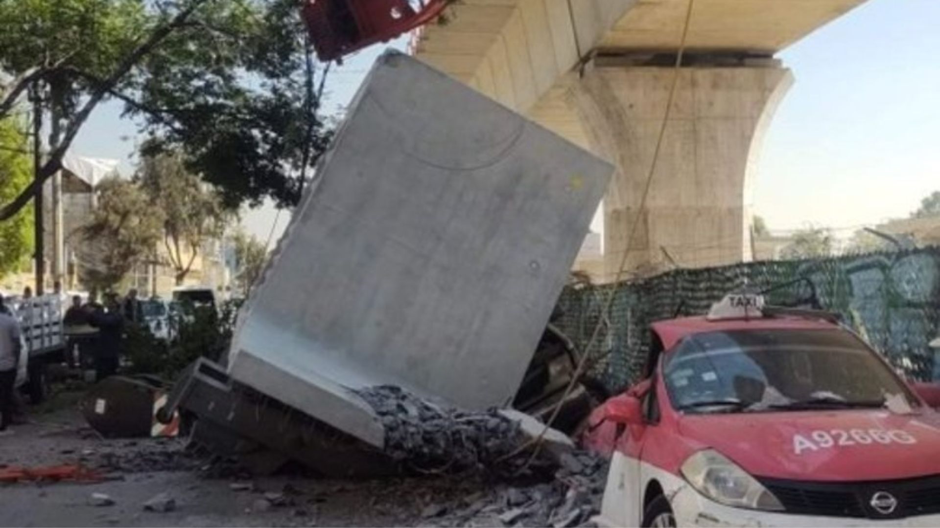 Video| Colapsa tren interurbano 'El Insurgente' en la autopista de Toluca de Lerdo