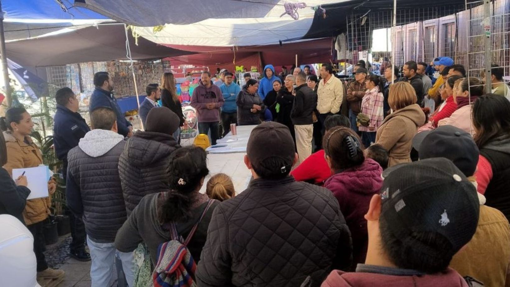 Comerciantes acuerdan reubicación temporal por rehabilitación de Plazuela Olvera en San José Iturbide