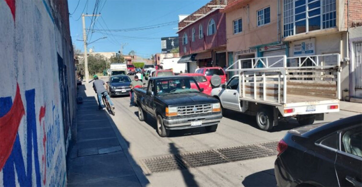 Obras en calle Degollado provocan tráfico en Pénjamo: ‘me dan ganas de irme caminando’