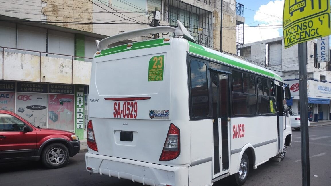 Vehículos invaden paradas de transporte público en Salamanca y ponen en riesgo a usuarios