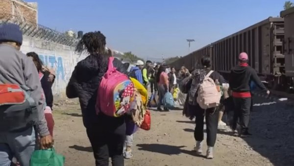 Cambio de ruta en tren obliga a migrantes en Irapuato a buscar nuevas formas riesgosas de subirlo