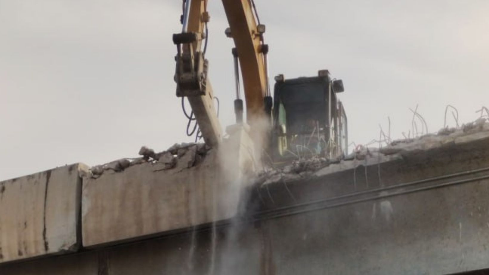 Apoyan a comerciantes afectados por obras en Puente de Constituyentes en Celaya