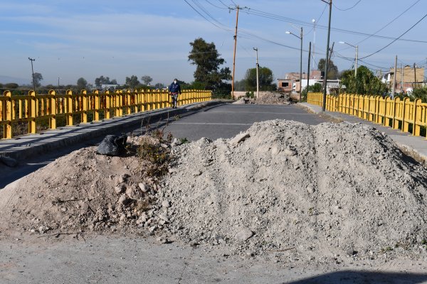 Colapsa puente en Valle de Santiago, familias exigen acciones urgentes