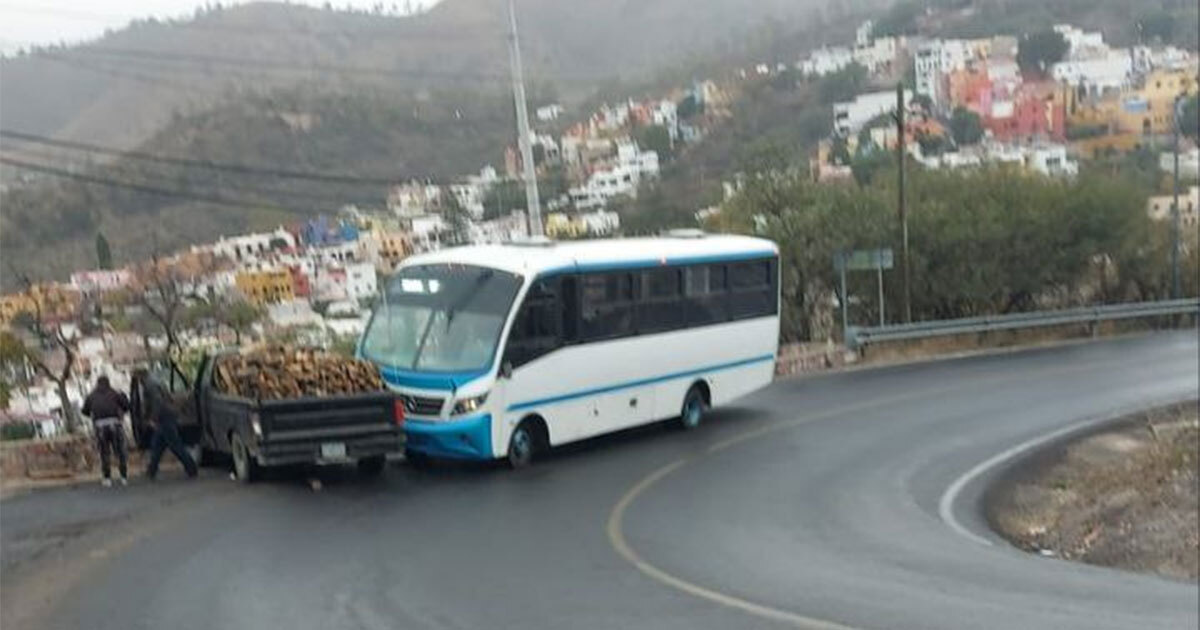 Sorprende lluvia a Guanajuato capital y causa varios accidentes viales 