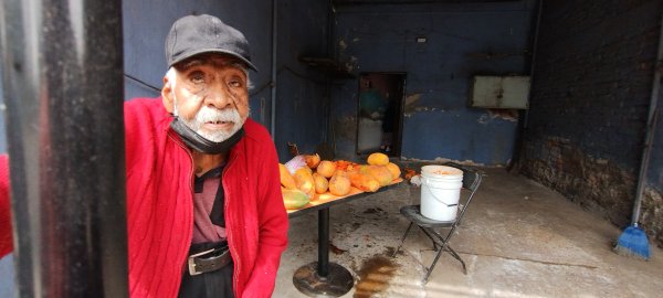 Don Antonio Ortega, 'El Papayitas', se retira a 85 años de vender su tradicional pulpa de papaya