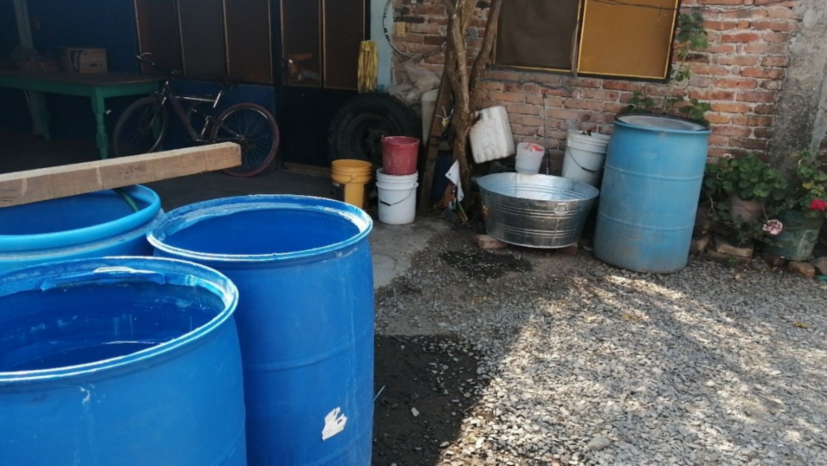 Urgen atención a CMAPAS por suministro de agua sucia en Arboledas de Ciudad Bajío en Salamanca