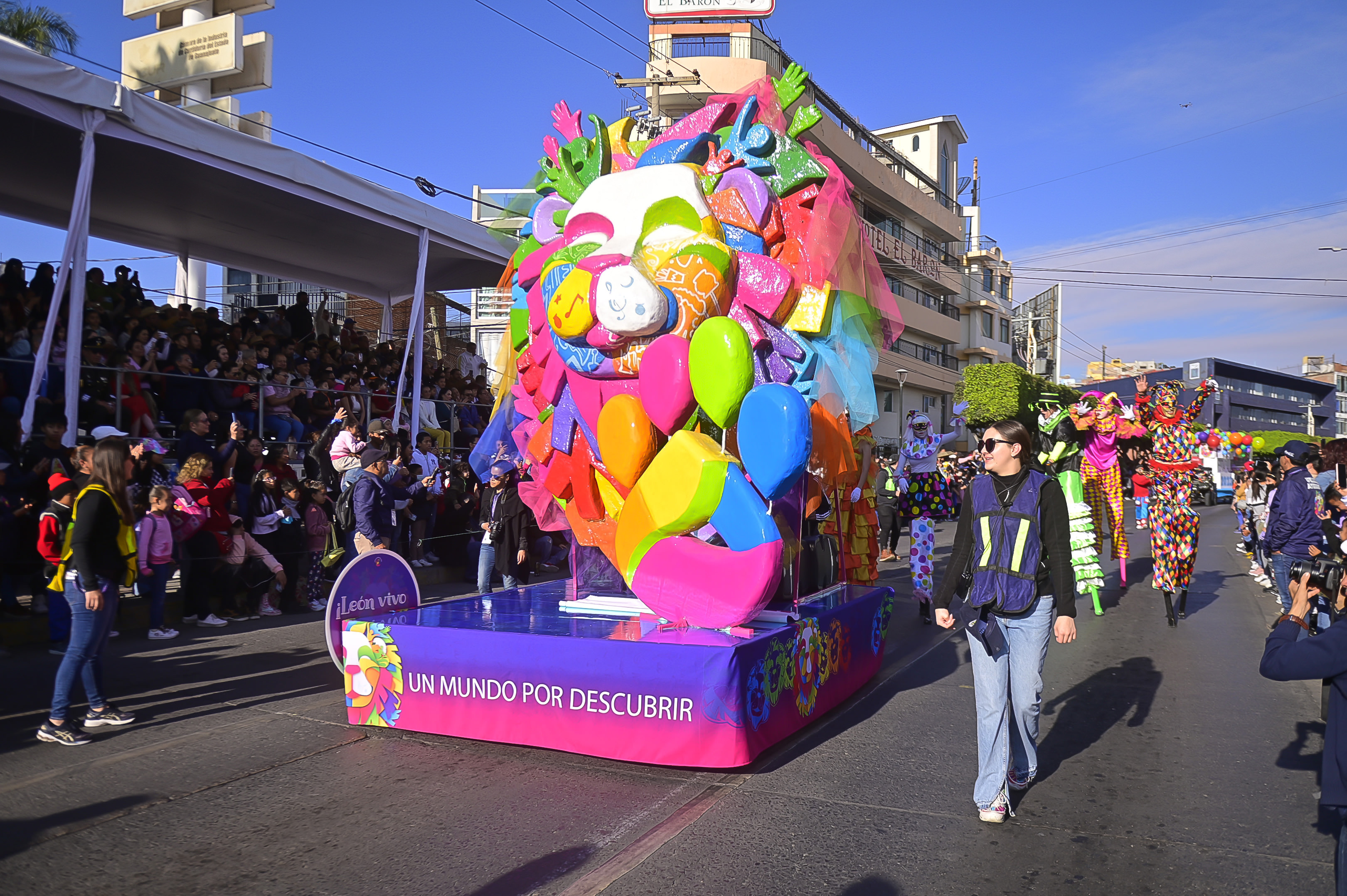 ¿Cómo fue el desfile de globos gigantes de la Feria de León 2024? 