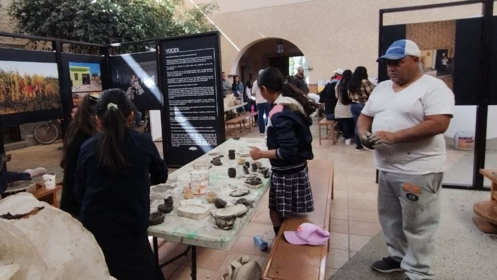 Niños de San Felipe aprenden el arte del barro para preservar la herencia cultural de la alfarería