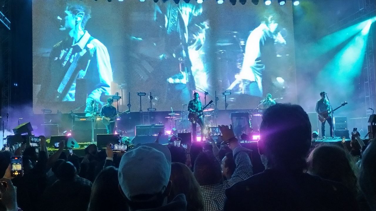 Entre multitud y falta de orden, así se vive el concierto de Kings of Leon en la Feria de León 2024 