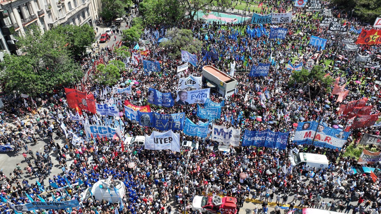 Argentinos se movilizan contra reformas de Javier Milei