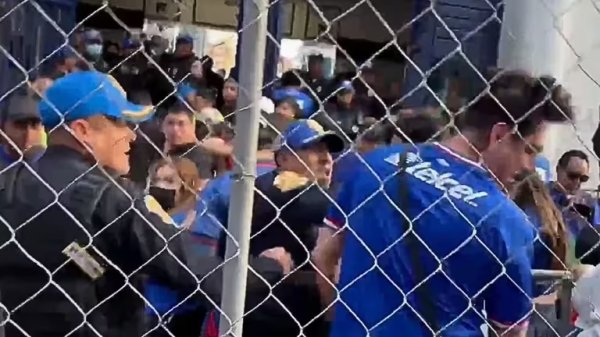 Video | Policía de la CDMX golpea y patea a un aficionado del Cruz Azul 