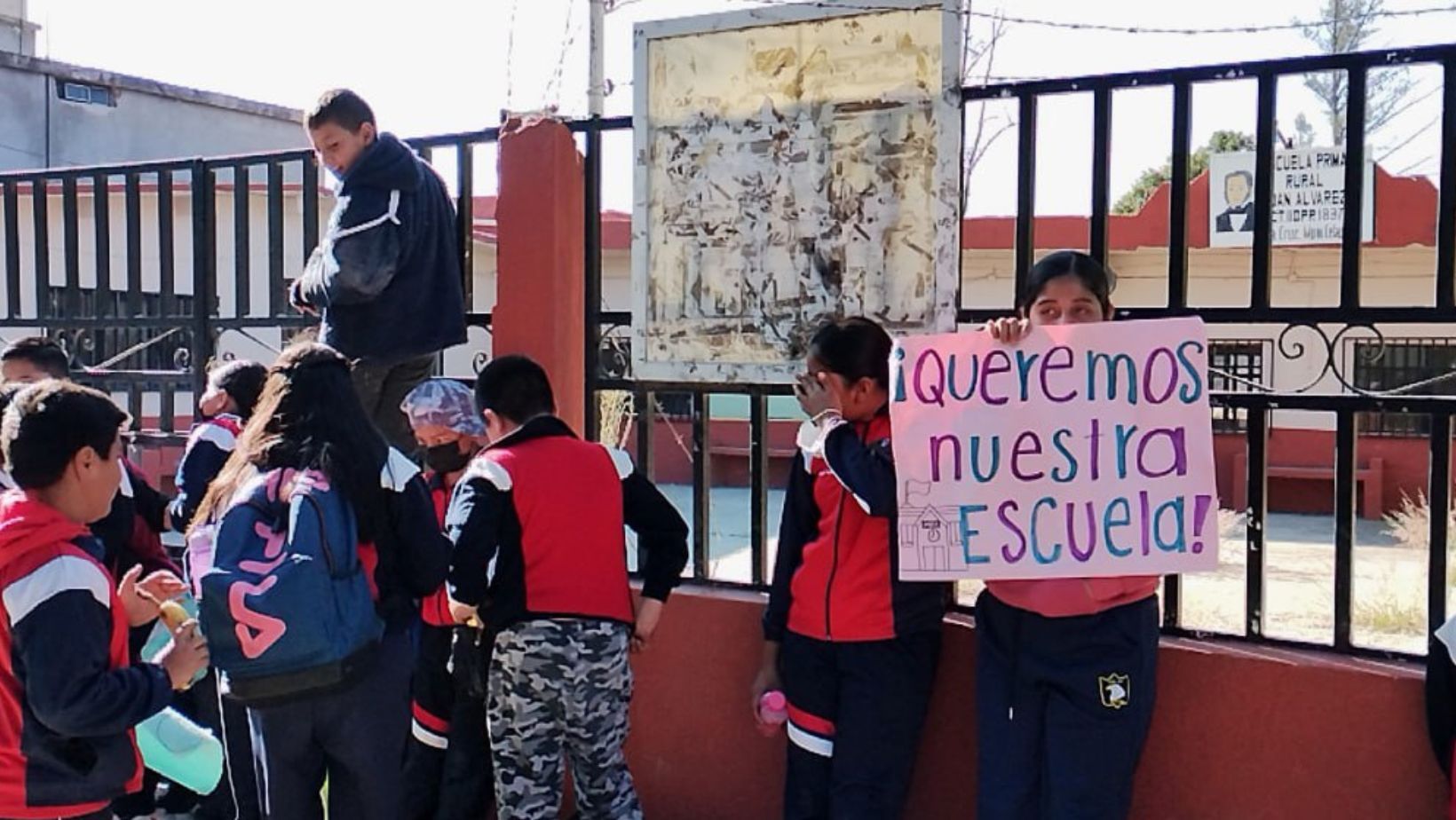  “Nos vamos a volver a manifestar“, advierten padres y alumnos de La Cruz en Celaya si no regresan su escuela