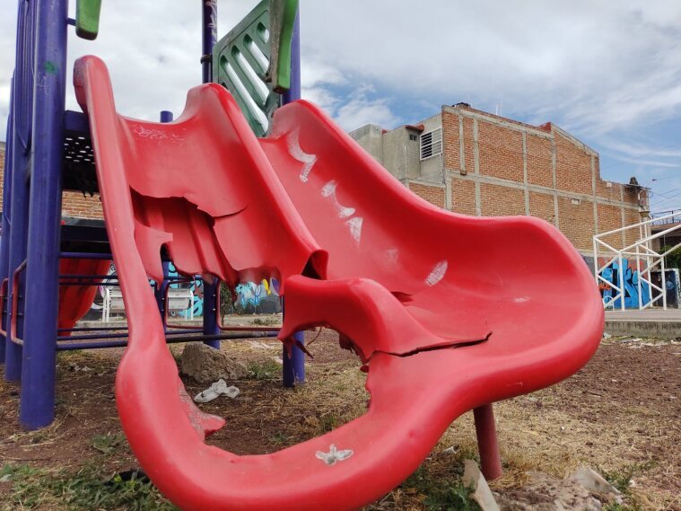 Vecinos urgen rehabilitación del parque infantil en Rinconada de Las Flores, Silao