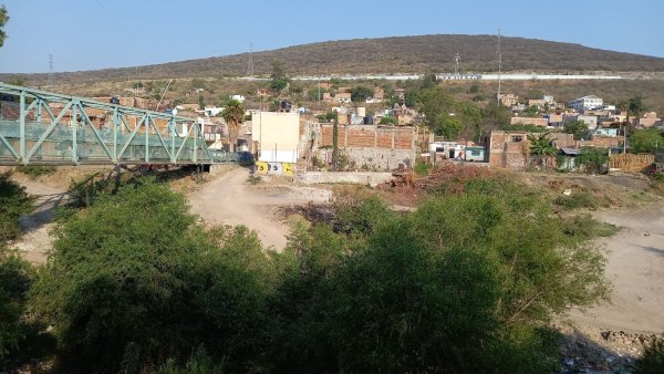 Detectan altos riesgos en puente peatonal sobre río Silao en Irapuato