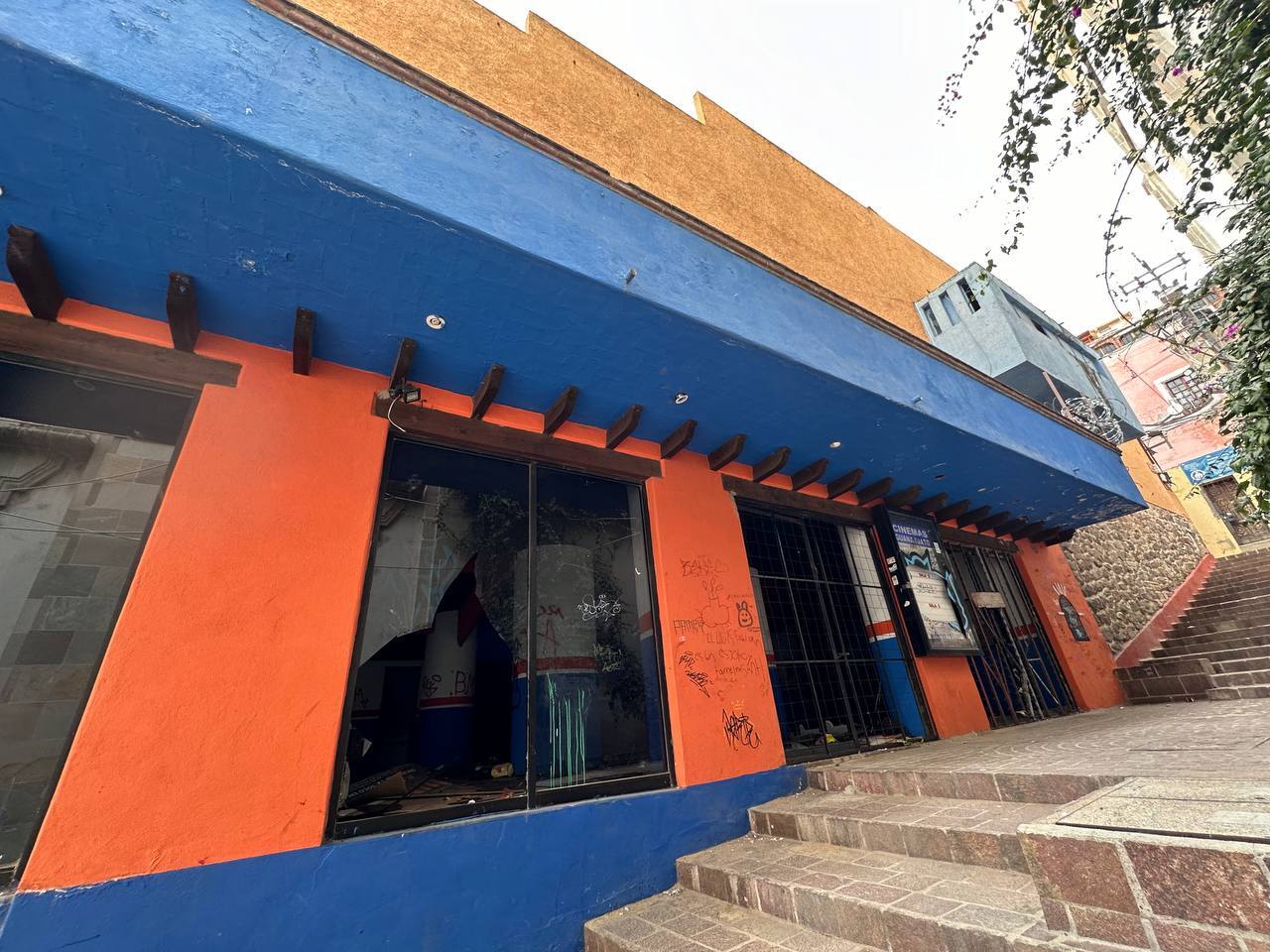 Entre basura, escombros y vandalismo abandonan al emblemático cine Guanajuato en la capital