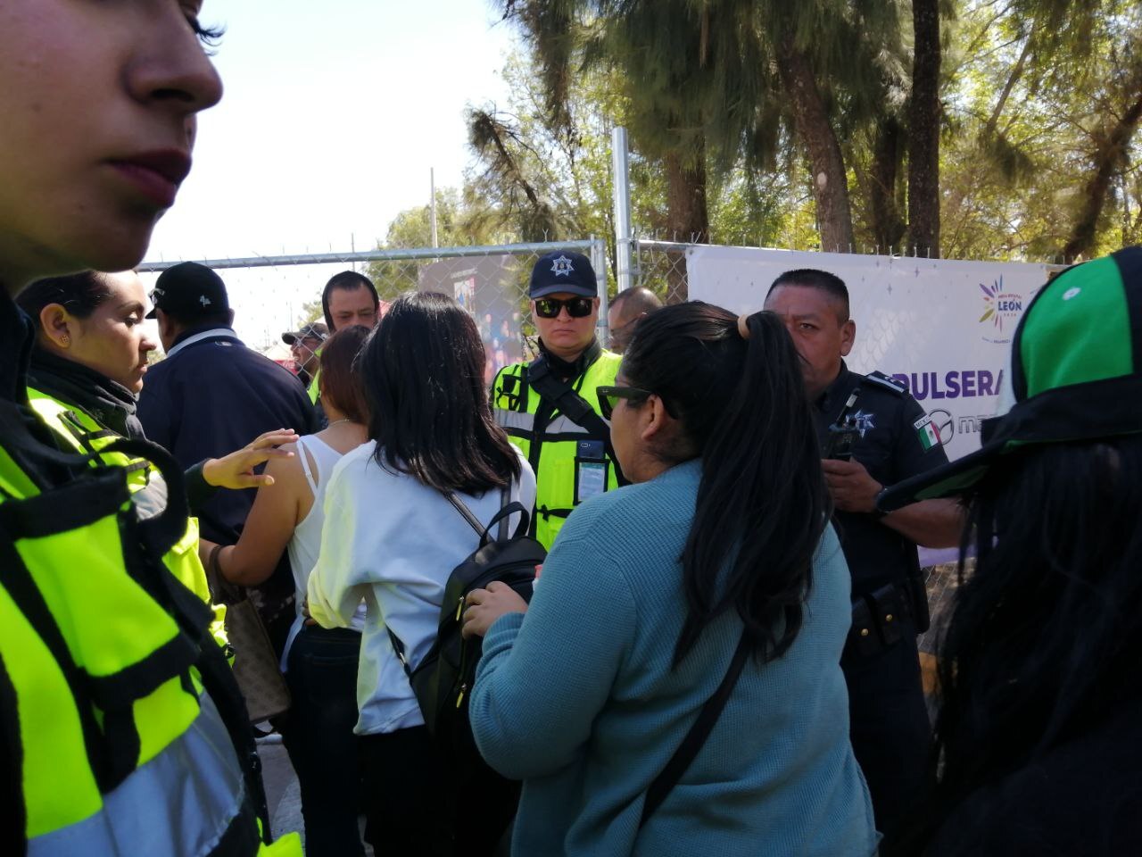 Corriendo y a empujones, cientos se forman por pulseras para el concierto de Backstreet Boys de León 