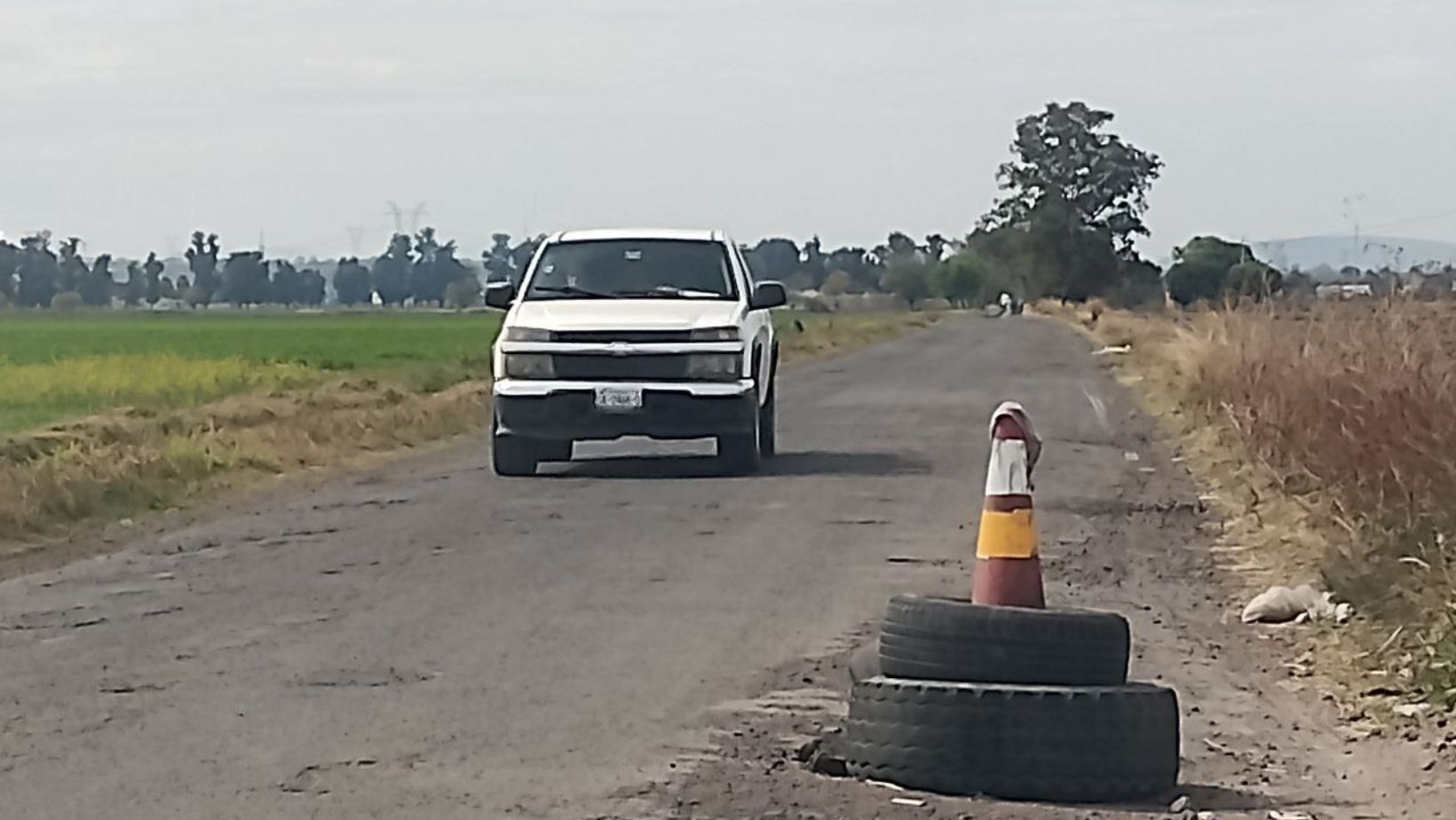 Urgen rehabilitación del camino a Uruétaro-Salamanca por peligro con baches y socavón