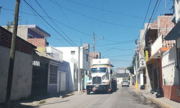 Colonos de Los Álamos en Salamanca temen que paso de pipas dañen sus casas