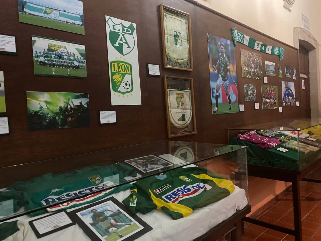 Archivo Histórico de León se viste con la ‘casaca esmeralda’ con exposición del Club León: así luce