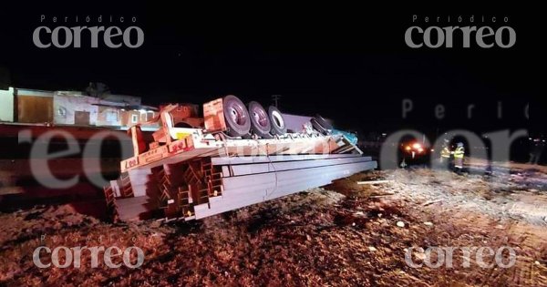 Vuelca tráiler en la comunidad El Refugio de San Luis de la Paz 