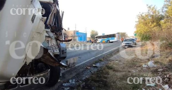 Chocan dos camiones de pasajeros en San Francisco del Rincón; hay seis heridos graves 