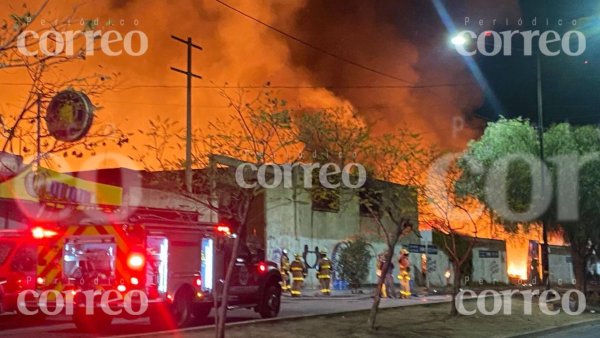 Se incendia recicladora de la colonia Rivera de la Presa de León