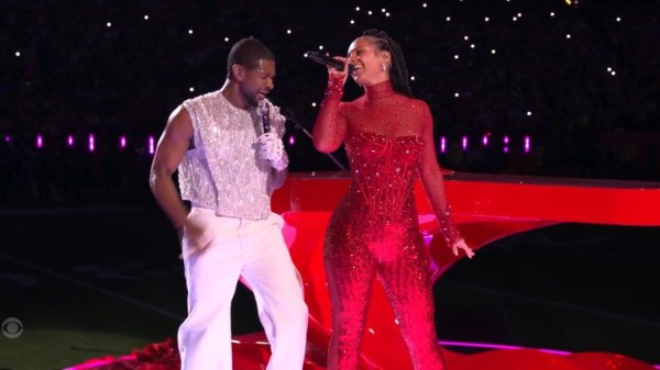 Así  fue el medio tiempo del Super Bowl con Usher, ¿peor que Rihanna? 