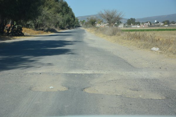 Automovilistas deben cuidarse de baches en camino a Fracciones de Lourdes, San Luis de la Paz