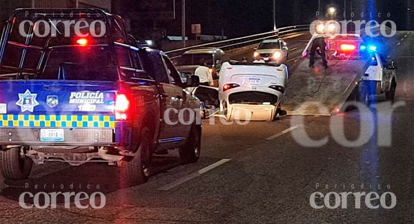 Vuelca auto en el Puente de la Coca en Irapuato; tripulantes se escapan