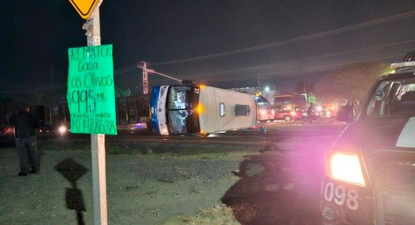 Camión de pasajeros es embestido por el tren en Celaya; hay 13 heridos