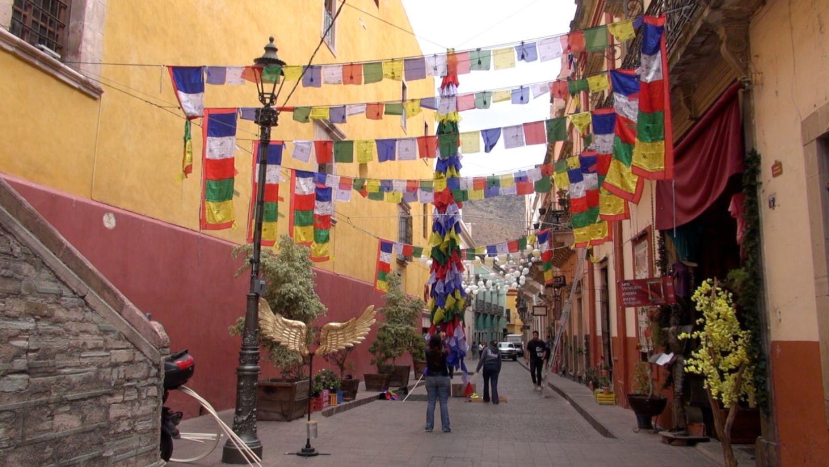 Decoran Calle Del Truco en Guanajuato Capital con banderas tibetanas por año nuevo lunar