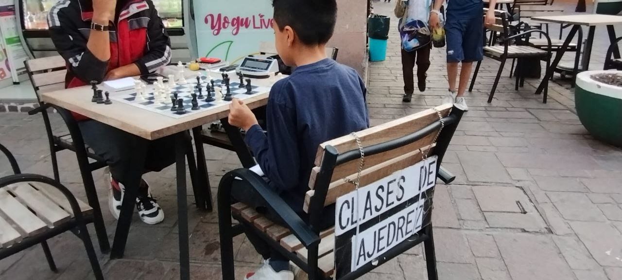 ¿Quieres que tu hijo aprenda ajedrez? Néstor enseña a niños en Salamanca 