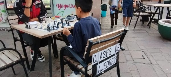 ¿Quieres que tu hijo aprenda ajedrez? Néstor enseña a niños en Salamanca 