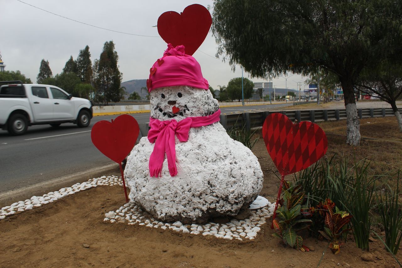 'Mono de nieve' de Silao se viste para San Valentín este 14 de febrero: aquí puedes verlo 