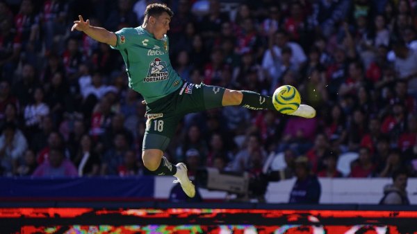 En casa del rival y con un hombre menos, León vence 1-0 a Atlas en la Liga MX