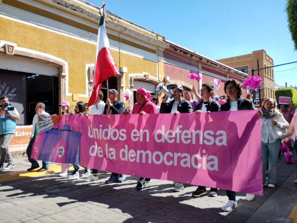 Guanajuatenses se unen a la marcha nacional ‘Fuerza Rosa Por Nuestra Democracia’