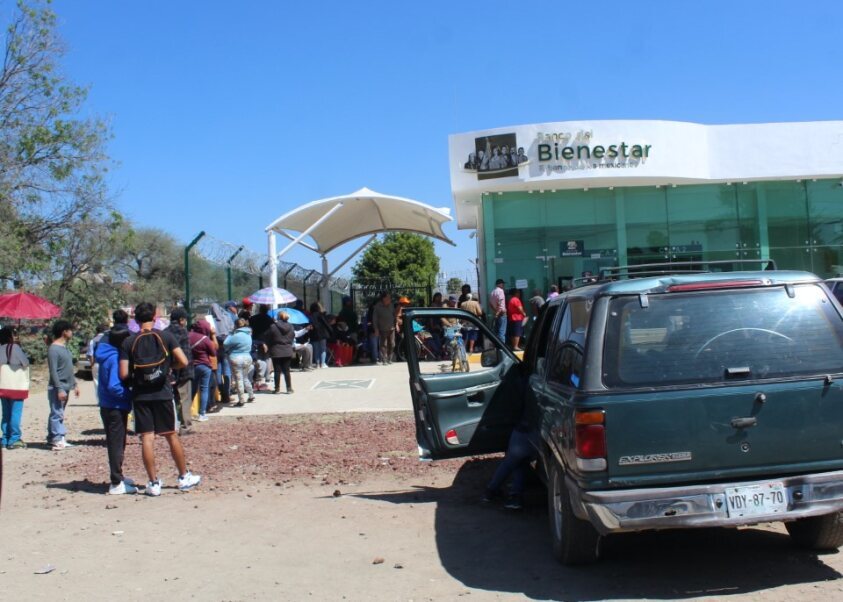 Bajo el sol y en largas filas, adultos mayores cobran su Pensión del Bienestar en Silao 