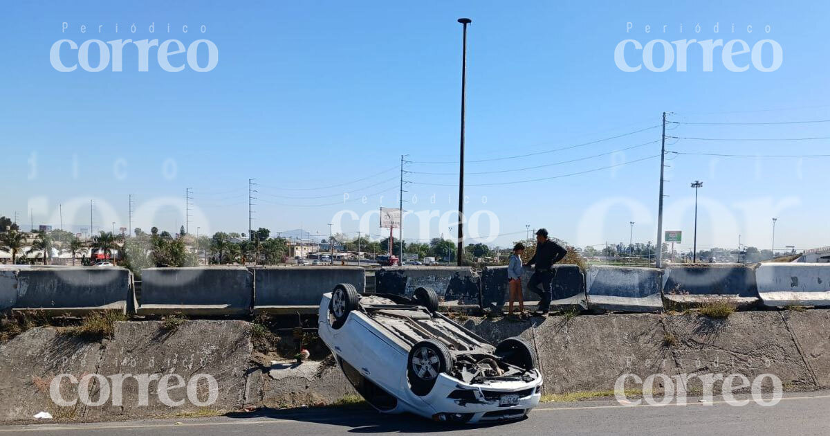 Conductor se salva de milagro tras volcadura en la carretera Irapuato-Abasolo