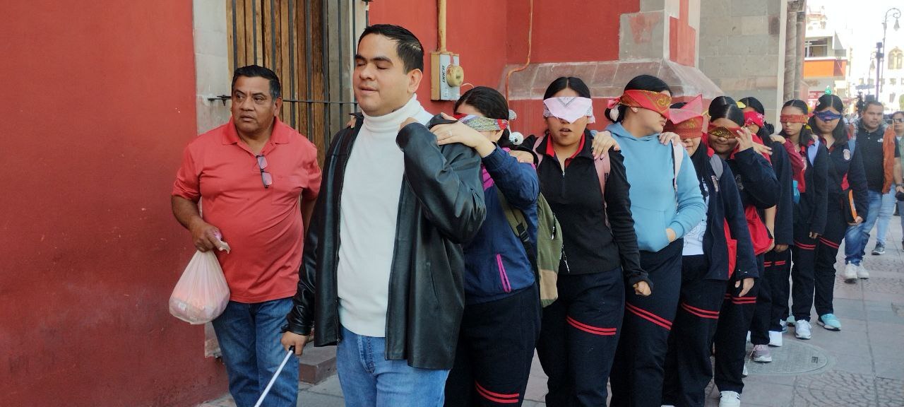 Estudiantes marchan con los ojos vendados en las calles de Salamanca para dar mensaje de inclusión 