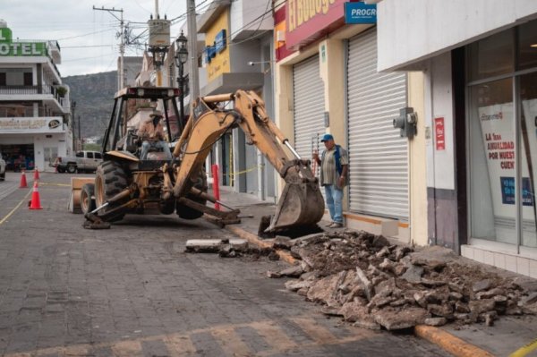 Como en Puebla 'némesis' de gente en Apaseo el Alto fueron las banquetas