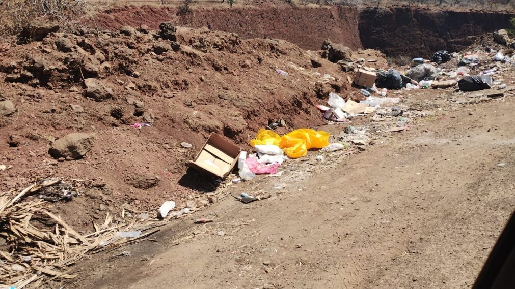 Entre ratas y basura contaminan camino hacia La Magdalena en Valle de Santiago