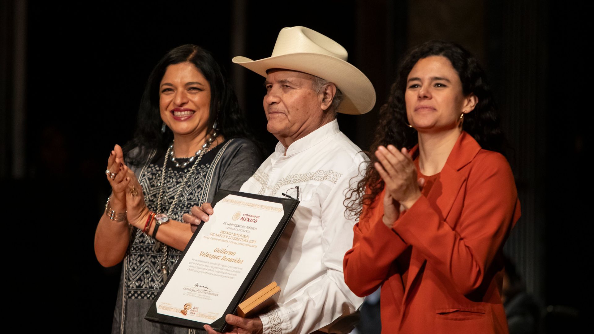 Recibe Guillermo Velázquez, fundador de los Leones de la Sierra de Xichú, el Premio Nacional de Artes 2023