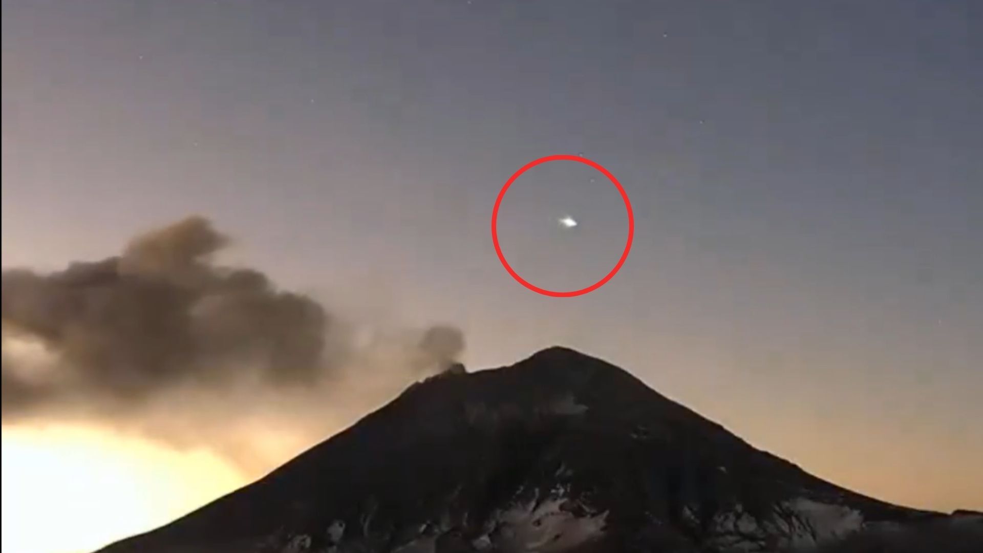 Video| ¿Ovni o meteorito? Captan extraña luz cerca del Popocatépetl