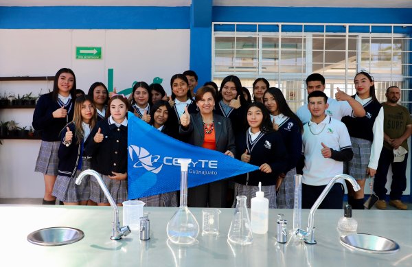 Entregan mobiliario para talleres y laboratorios creados por alumnos y alumnas en CECyTEG