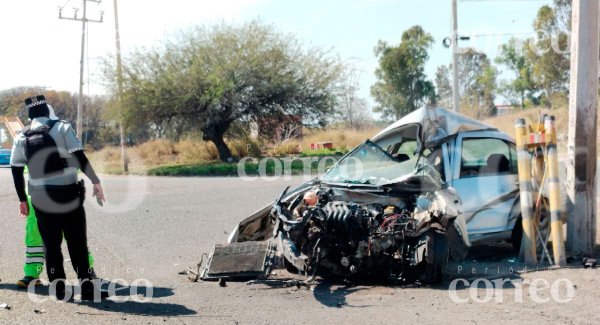 Conductor choca y muere al esquivar una llanta en la Celaya-Cortazar